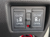 両側電動スライドドアです。リモコンや運転席スイッチ、ドアハンドルの操作で自動開閉。お子様を抱き抱えている時や荷物の多いときなどに便利です!!