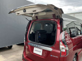 バックドアの約半分の 開閉スペースがあれば荷物を出し入れすることができるハーフバックドアを新設定。狭い駐車場などでも安心の使い勝手です。