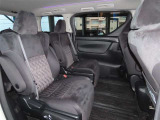 内装工程では、中古車を気持ちよくお乗りいただけるよう清掃しています。ニオイの元となるフロアカーペットまで洗浄・消臭済み?