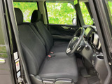 前席はゆったりとしたベンチ形状で、運転席と助手席が並ぶレイアウト。窓から外の景色を確認しやすく、乗り降りもしやすい開口部で、日々の移動に使いやすい空間です。