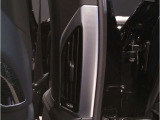 左右独立式のエアコンは約3度運転席側に傾いており、ドライバーの目線の移動も少なく横目で見えるように配置されております。スイッチ類も片手で届く位置に配置しており、ドライバーの負担を軽減できます。