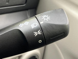 レバーには方向指示やライトに関する表示が配置され、運転席から目に入りやすい位置で確認できます。マークを見ながら操作内容を把握しやすく、日常の運転を支える装備です。