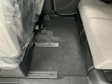 しっかりと汚れ、砂ぼこりを落とし足元まで清潔な車内空間を作り上げております♪
