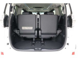 3列目シートは跳ね上げ式で折りたたみ可能です。キャンプ用品など大きな荷物もばっちり収納可能です!