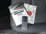 メンテナンスノート、取扱説明書です。 その車の整備記録が事細やかに記録されています。 車が生まれてから今までどのような道を歩んできたのか判るとても重要な物ですよ。