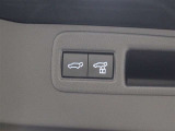 運転席およびバックドアのスイッチ、または電子キーの操作で、バックドアの自動開閉や一時停止が行えます。手動で閉める場合には、イージークローザーが機能し、しっかり閉じるようサポートします。