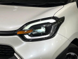 【LEDヘッドライト】悪天候や夜間走行時も良好な視界を確保し安心して運転できる高輝度LEDヘッドライトを装備!点灯速度が早く、消費電力も抑えられています。