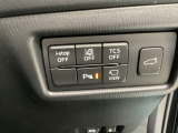 運転席の手元には、駐車時に周囲を映すカメラや荷室の扉などのスイッチがまとまっています。必要な機能へ手を伸ばしやすく、発進前や駐車時の操作を整理することで、運転者の確認作業を助けます。