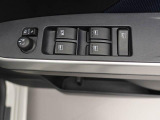 パワーウィンドウのスイッチです。 運転席に居ながら助手席の窓を開け閉めできるので便利ですよ。 ロック機能も付いてるので子供がイタズラして窓を開けるという事もできなくできますよ。