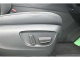 【電動パワーシート】無段階でシートポジションの調整が可能です。運転しやすいベストポジションを見つけて、快適なドライブを楽しんでください。