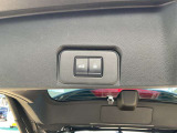 インテリジェントキーを携帯していれば、両手が荷物でふさがっていてもバックドアが開くハンズフリー機能を搭載したオートバックドア装備。