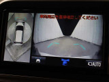 車両周辺を真上から見たような広範囲の映像を表示し、安全運転をサポートする「パノラミックビューモニター」を装備しています。