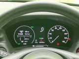 速度や燃料残量、各種案内などを運転席から確認しやすい配置です。必要な情報をひと目で把握しやすく、日々の運転時に車両の状況を確認するのに役立ちます。