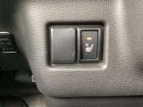 シートヒーターは、シートに内蔵された電熱線で座面を温める装備です。エアコンと違って、すぐに温まり、乾燥しにくいのが特徴です。個別にON/OFFできるので、搭乗者の好みに合わせられます。