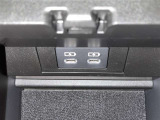 充電用USB端子付き。スマートフォンなどの充電に便利です。