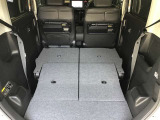 トランクルーム!リアシートは片方ずつ倒せます。乗車員数や積む荷物に応じてアレンジが可能ですので多彩に使えてとても便利です。