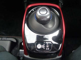 「未来」の運転感覚。手のひらで包むようにしてシフトする電制シフト。お問い合わせは03-5672-1023へ
