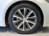純正のアルミホイール装着車です。タイヤサイズは215/55R17です。
