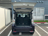バックドアは大きく開きます。定員乗車時でも十分広いラゲッジスペースを確保しています