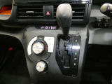 「AUTO」スイッチで車内の温度を一定に保ってくれるオートエアコン。快適装備の代名詞。もちろんマニュアル操作も可能ですよ。