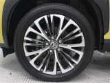 18インチアルミホイール(切削光輝/センターオーナメント付)を装着しています。タイヤサイズ215/50R18