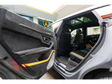 Seats in full Alcantara with Performante trim