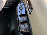 【電動格納ミラー】運転席のスイッチで、ドアミラーの開閉や角度の調整ができます。