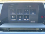 画面のメニューから目的地やオーディオ、テレビ、電話などの項目を選べます。情報や設定も一覧で確認でき、必要な機能へ迷わずアクセスしやすい構成です。