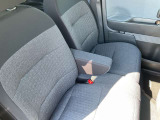 フロントシートにはセンターアームレスト付き、長時間の運転で疲れた腕を乗せてください。