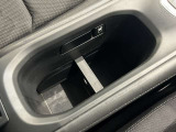 前席センターにはドリンクホルダーが付いていますのでとっても便利です。