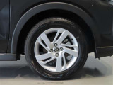純正のアルミホイール装着車です。タイヤサイズは195/65R16です。