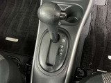オートマチックドライブです。駐車ブレーキは手動式です