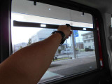 ロールサンシェードも付いています!直射日光を防いで車内を快適に保つほか、プライバシーの保護にも役立ちます!