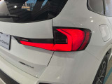 L字型リアコンビランプ:BMWの伝統的なデザインのひとつです。夜間でも誰が見てもBMWとわかる印象的なデザイン。
