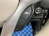 【車線逸脱抑制機能】車線の逸脱の可能性が高いとシステムが判断した場合に、ドライバーに車線逸脱防止方向へのステアリング操作を促し、車両を内側に戻すよう支援します。
