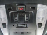 運転席・助手席両側で使いやすい、オーバーヘッドの両側パワースライドドア操作スイッチです。