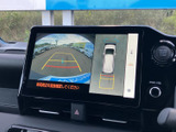 後方の映像に加えてガイド線と車両周囲の表示があり、駐車時に周囲との位置関係を確認しやすい画面です。車庫入れや縦列駐車など、日常の後退操作をサポートします。