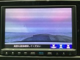 【バックカメラ】運転が苦手な方も車庫入れラクラクです!ギアをリバースに入れれば自動的に切り換わりますので、面倒な操作は不要です♪狭い駐車場もお車を傷つけず安心ですね!