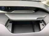 ダッシュボードに収納スペースがございますので、運転席から離れることなく、小物を出し入れすることができます。