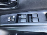 パワーウィンドウのスイッチです。 運転席にいながら助手席や後席の窓を開け閉めできるので、大変便利です。
