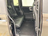 ■シートバックテーブル■運転席・助手席の後ろには収納可能なテーブルが付いています。