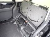 ◆チップアップ&ダイブダウン機構付【ULTR SEAT】は後席座面を左右分割で跳ね上げることができます。トランクで積載できない背の高い荷物をラクラク収納できます。ホンダ車ならではの人気装備です。