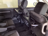 運転席・助手席の背もたれには、2列目シート用にカップホルダー付きの「格納式のシートバックテーブル」を装備しています。休憩時のちょっとした時間などカップを置いたり、小物置きに使えて便利です。