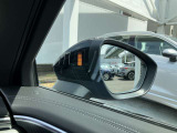 サイドアシスト装備 ドライバーの死角を並走する車両を検知します。ドアミラーの内側のLEDが点灯・点滅して事故の危険を知らせます。