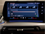 【ⅰドライブナビゲーション】文字情報も鮮明に表示する高解像度カラーディスプレイを採用。視認性に優れた地図デザインと特徴的な建造物を目印にした描写表示で現在位置を把握できます。地図データの更新も可能です