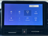 FM・AMをはじめ、BluetoothやUSBなど複数の音源が選べる画面を備えています。使いたい項目を表示から選びやすく、通勤やお出かけの車内時間を好みに合わせて楽しめます。
