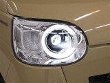 LEDヘッドライトには、ハイビームで走行中に先行車や対向車を検知した時、部分的に遮光し、先行車や対向車に配慮しながら高い視認性を確保できるADB(アダプティブドライビングビーム)が採用されています。