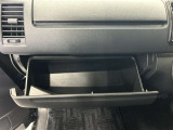 ちょっとしたところは収納ボックスにもなっています。車内はサイズも決まっているので、収納が少ないと思っているアナタ!ご安心ください。さまざまなところに収納が隠れているんです♪