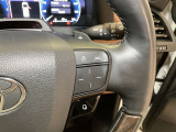 アダプティブクルーズコントロール機能付きです。走行中に先行車の様子を検知しながら、設定した車速の範囲内で先行車との距離のキープを支援します。詳細は販売店スタッフまでおたずねください。