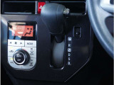 【シフトレバー】シフトもとても操作しやすいデザインになっております。運転する人の事を第一に考えた操作性の高い仕様です。